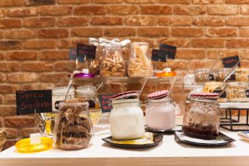 Ricca colazione a buffet a pochi passi dal residence - 31