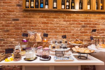 Ricca colazione a buffet a pochi passi dal residence - 53