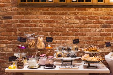 Ricca colazione a buffet a pochi passi dal residence - 51