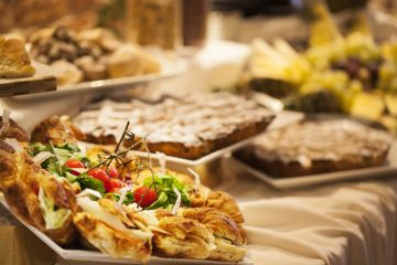 Ricca colazione a buffet a pochi passi dal residence - 61