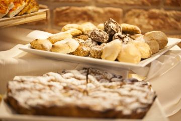 Ricca colazione a buffet a pochi passi dal residence - 55