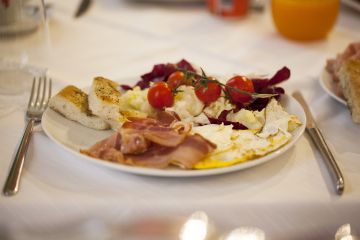 Ricca colazione a buffet a pochi passi dal residence - 56