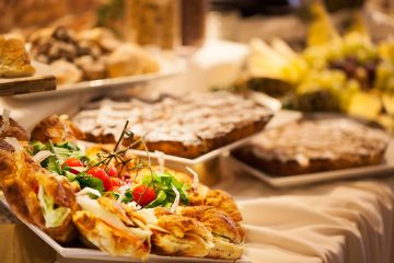 Ricca colazione a buffet a pochi passi dal residence - 13